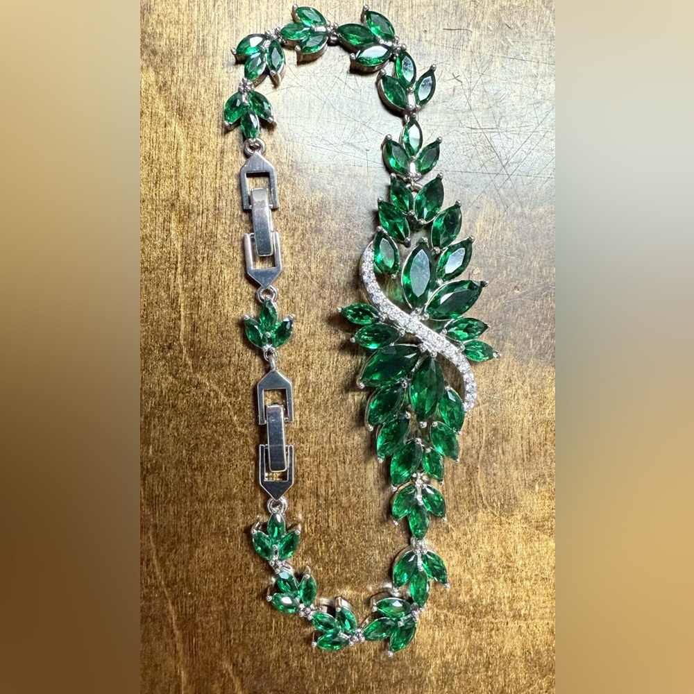 Elegant Emerald Green Leaf Bracelet - Picture 4 of 4